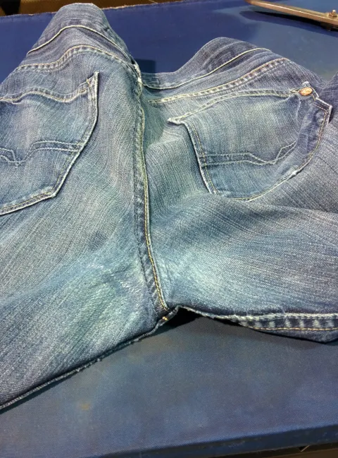 Fachgerecht reparierte Jeans