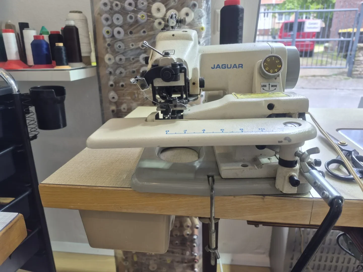 JAGUAR-Blindstichmaschine im Urumdesign Atelier