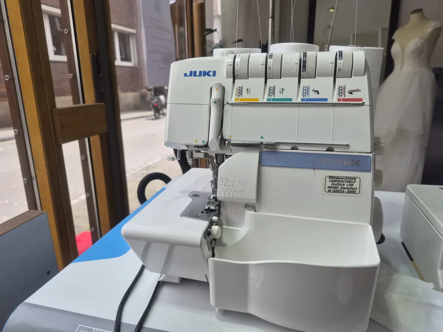 JUKI-Coverlockmaschine für feine Kleidersäume im Urumdesign Atelier