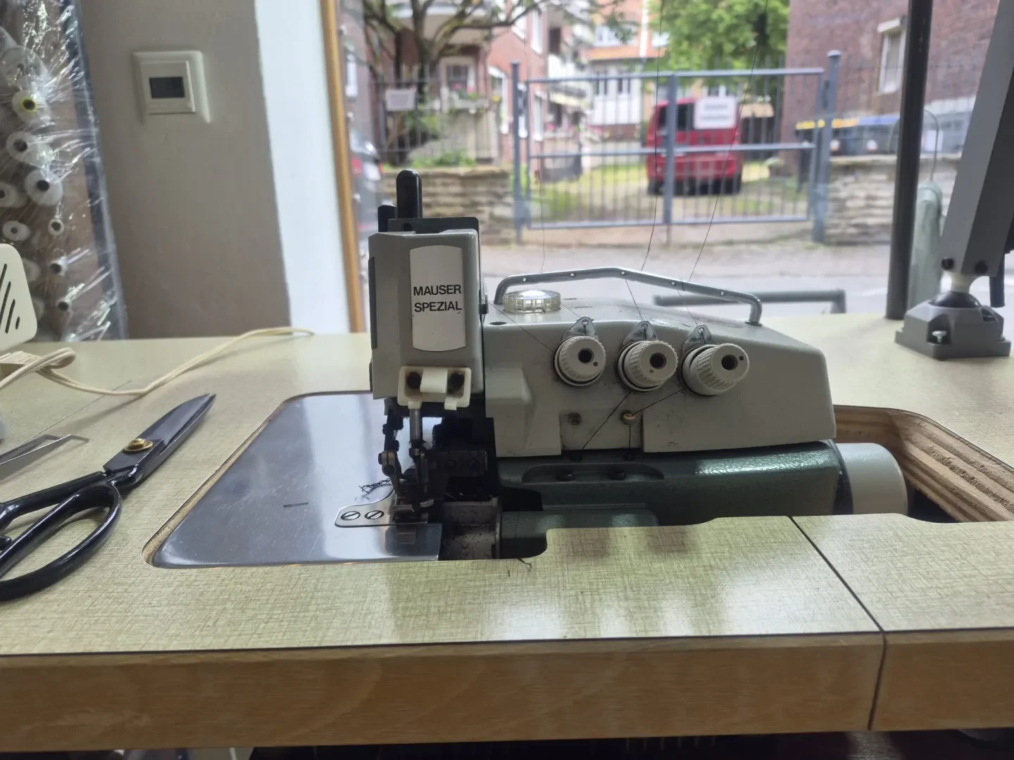 Mauser Spezial Fein-Overlockmaschine im Urumdesign Atelier