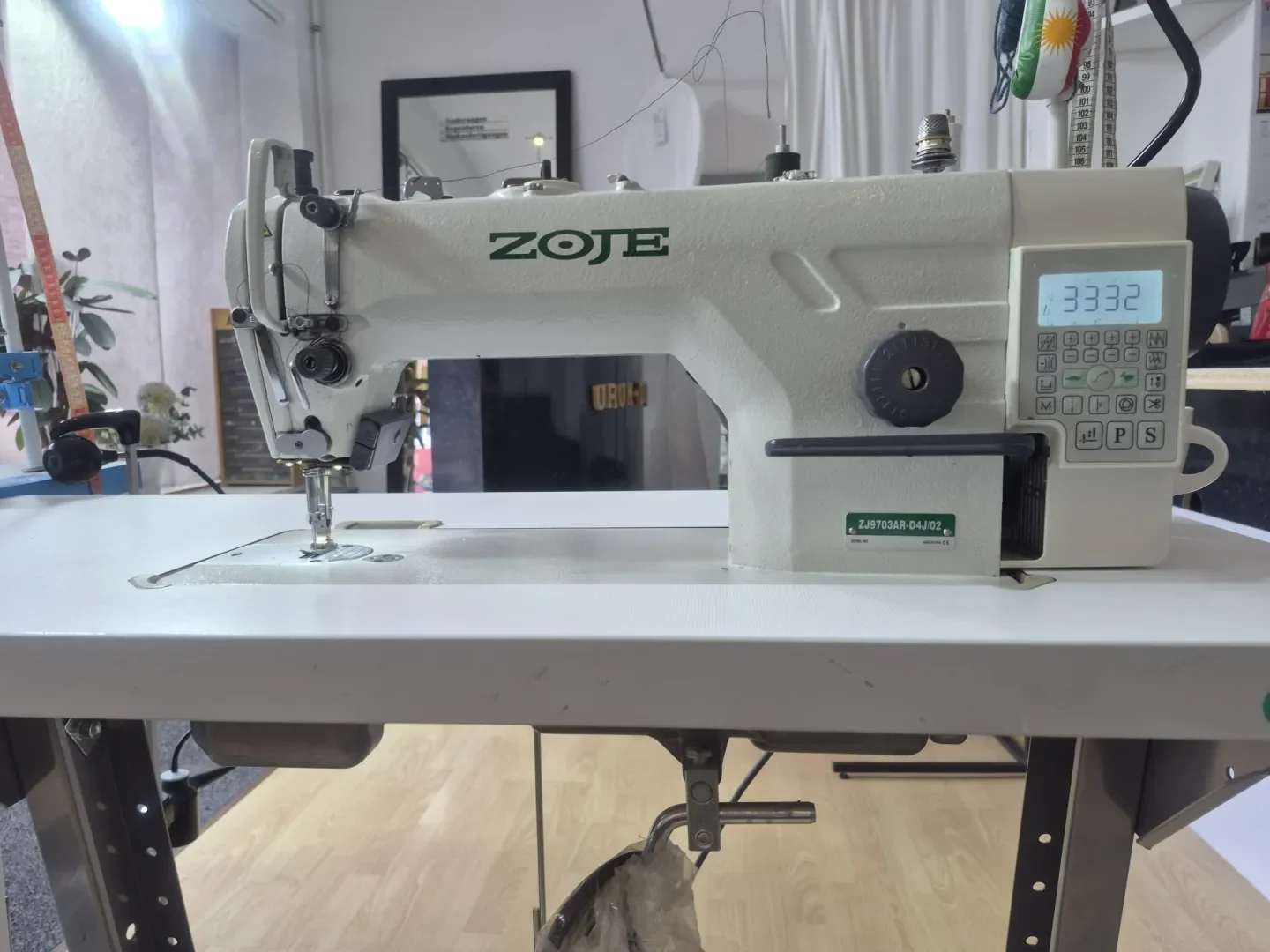 Industrielle ZOJE-Geradstichmaschine im Urumdesign Atelier