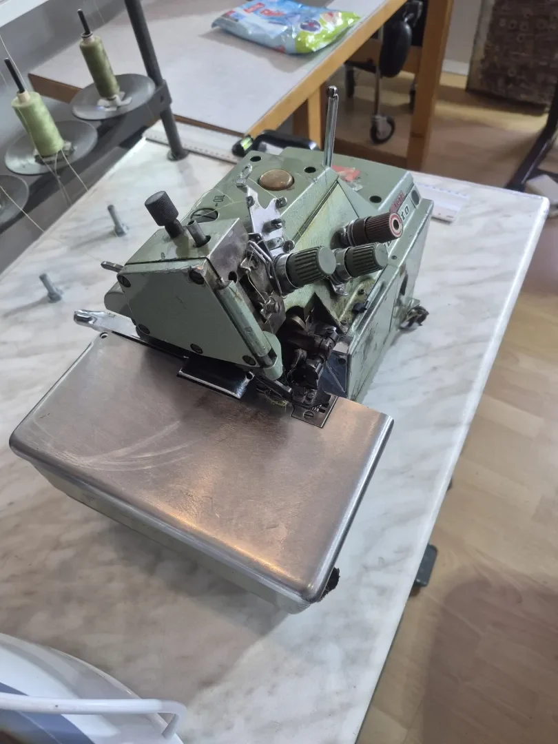 Grüne industrielle Overlockmaschine im Urumdesign Atelier